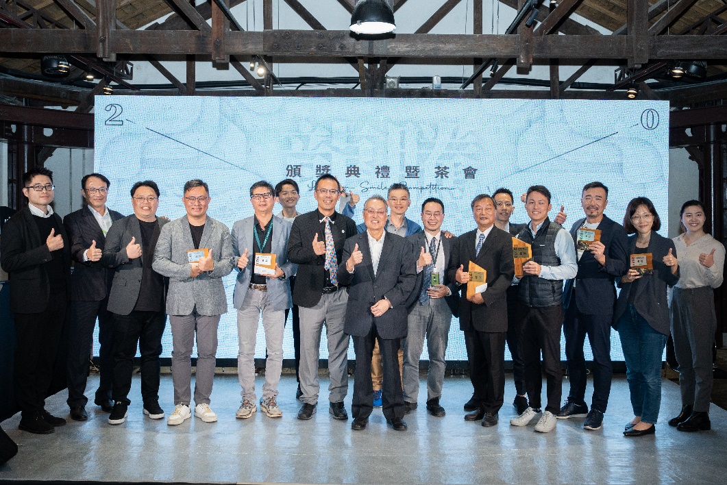 宏碁與宏碁基金會打造「龍騰微笑獎」，串連宏碁在全球50多國觸角，協助成熟中小企業跟上世界脈動。