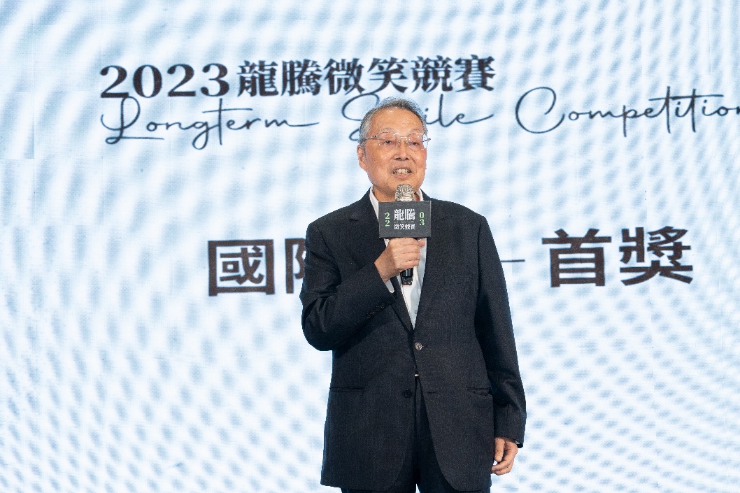 宏碁創辦人施振榮出席「龍騰微笑競賽」頒獎典禮。