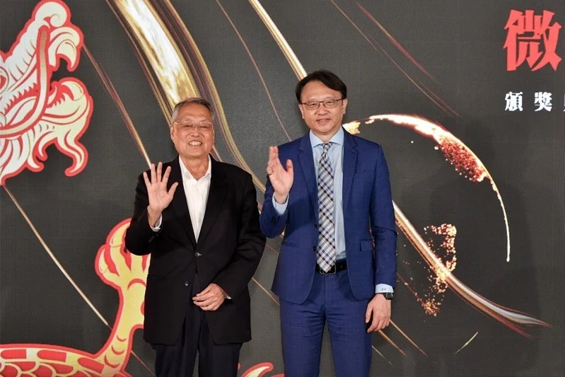 宏碁集團創辦人施振榮(左)與宏碁基金會董事長陳俊聖(右)合影。 圖／吳欣穎 提供