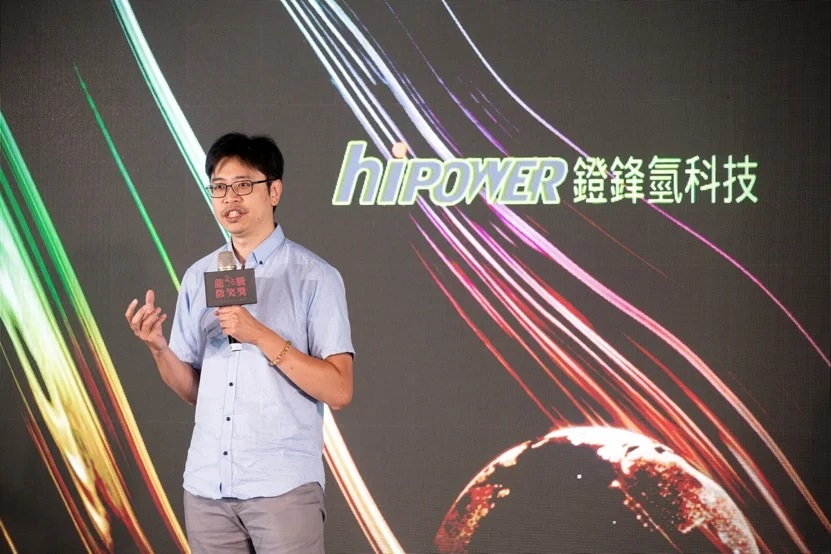 鐙鋒氫科技創辦人周哲平從學生時期就投入氫能研究，藉由發展氫氣回收技術，鐙鋒氫科技成功將氫氣再利用、純化，並回到製程上，大幅降低碳排足跡。 圖／吳欣穎 攝影
